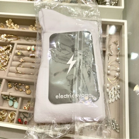 Electric Yoga White Long Cotton Knit Socks - Picture 3 of 6